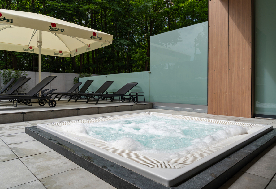 Lehnen Sie sich zurück und genießen Sie das sprudelnde Wasser im Whirlpool.