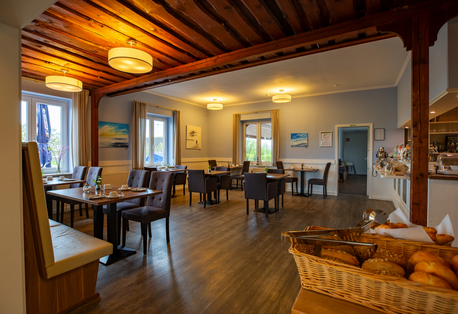 Stärken Sie sich beim Frühstücksbuffet für den Tag.