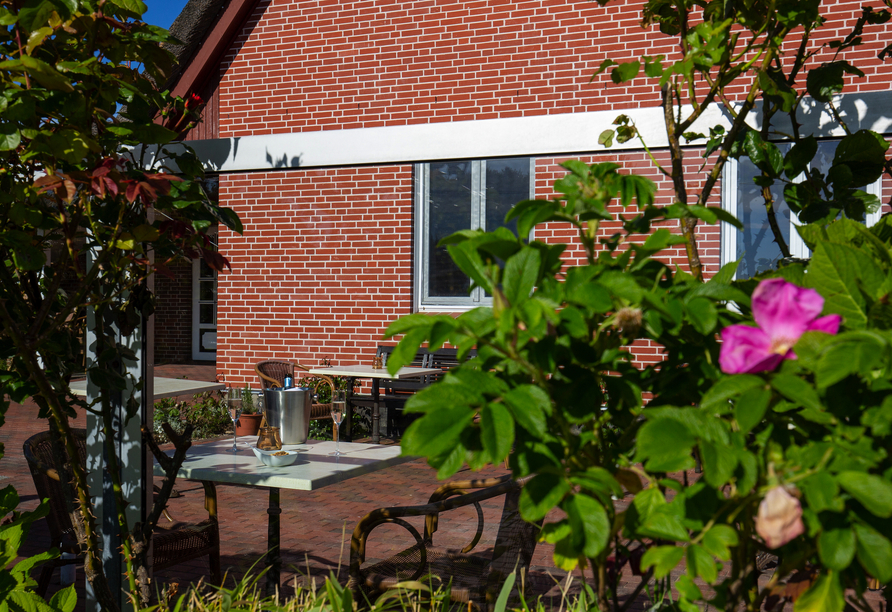 Genießen Sie die Sonnenstrahlen auf der Terrasse.
