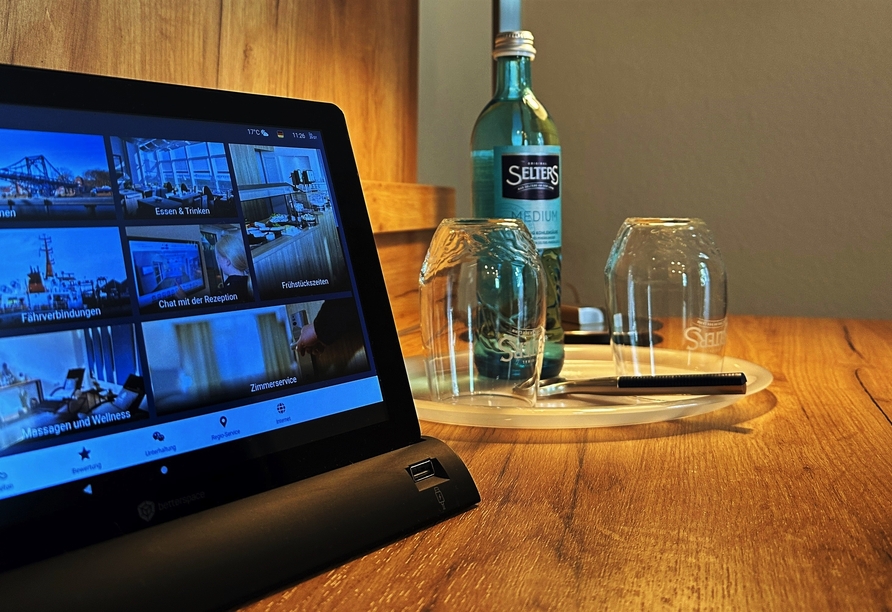 Auf Ihrem Zimmer finden Sie einen Tablet-Computer.