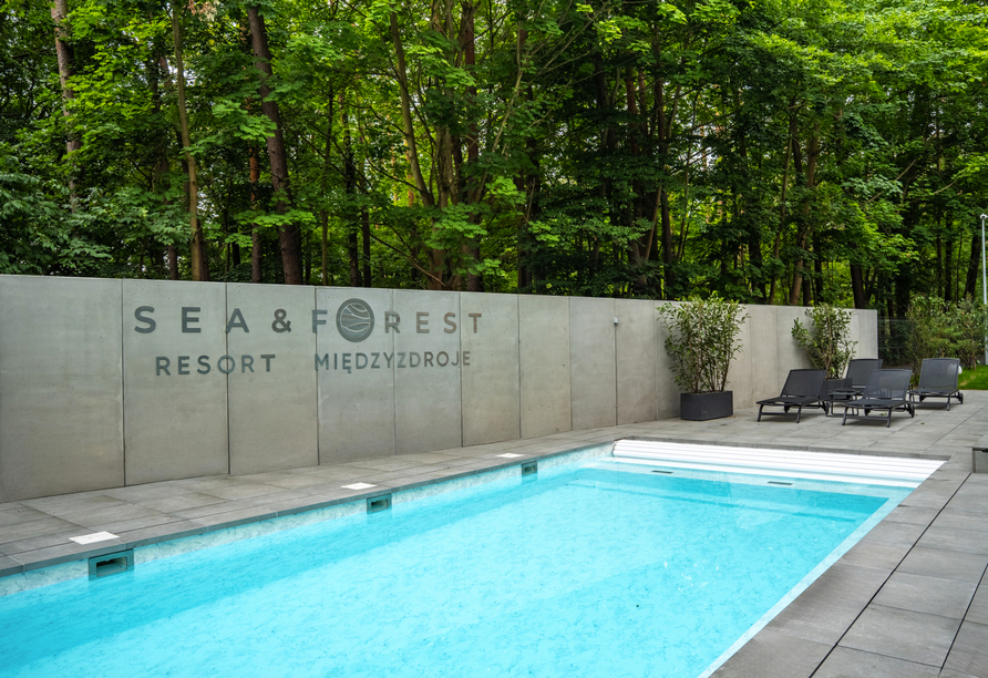 Genießen Sie das Wasser unter freiem Himmel im Außenpool.