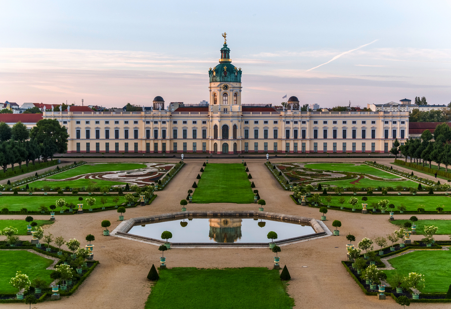 Bestaunen Sie das Schloss Charlottenburg und die beeindruckende Gartenanlage.