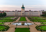 Bestaunen Sie das Schloss Charlottenburg und die beeindruckende Gartenanlage.