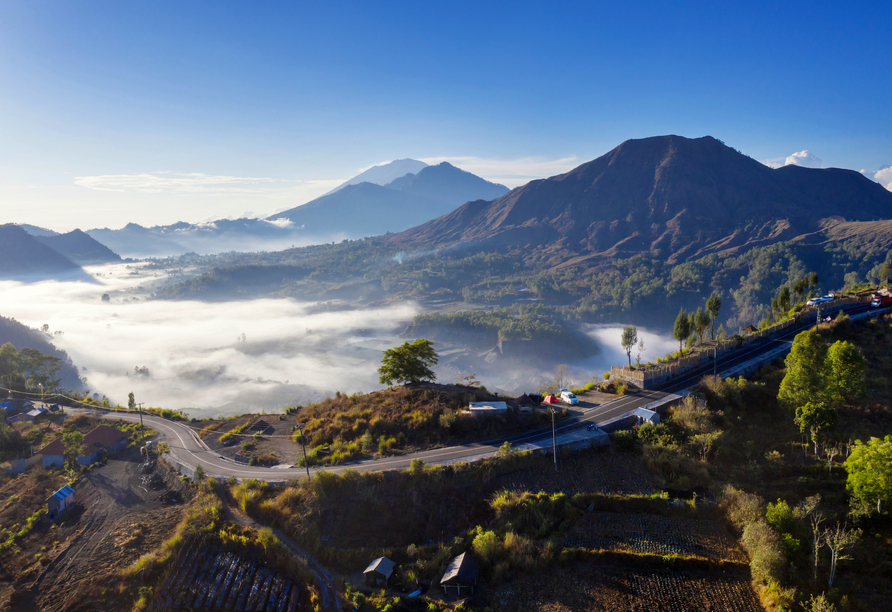 Im Hochland von Kintamani prägen Vulkane, Seen und grüne Hänge das Landschaftsbild.