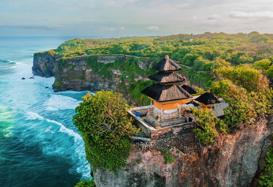 Auf einer steilen Klippenformation gelegen, zählt der Uluwatu-Tempel zu den eindrucksvollsten Meerestempeln Balis.