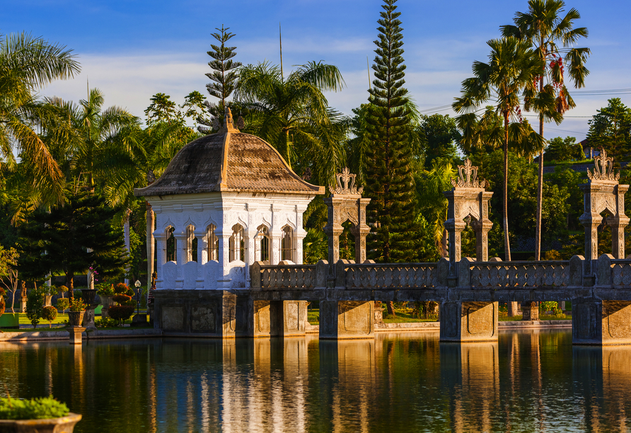 Taman Ujung verbindet königliche Architektur mit weitläufigen Wasserbecken und Gartenanlagen.