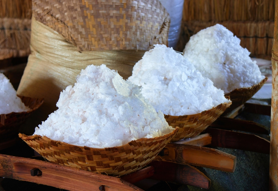 Bei dem Besuch eines Küstendorfes erhalten Sie Einblick in die traditionelle Salzgewinnung.