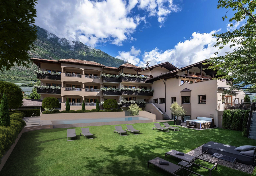 Modellbild des beheizten Außenpools (ab Mitte März)