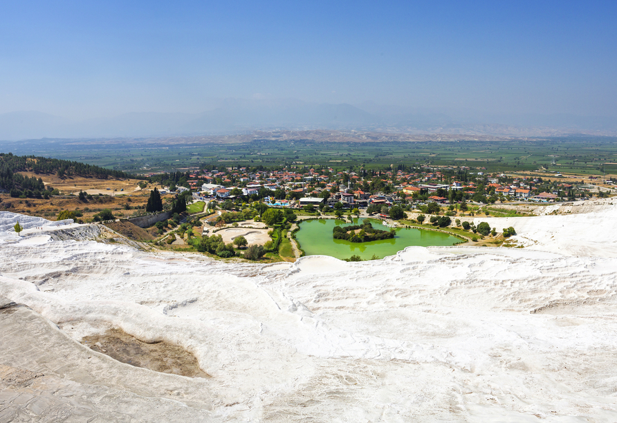 Freuen Sie sich auf einen kurzen Halt unter den Kalksinterterrassen in Pamukkale und genießen Sie eine fabelhafte Aussicht!