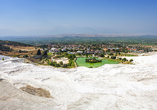 Freuen Sie sich auf einen kurzen Halt unter den Kalksinterterrassen in Pamukkale und genießen Sie eine fabelhafte Aussicht!