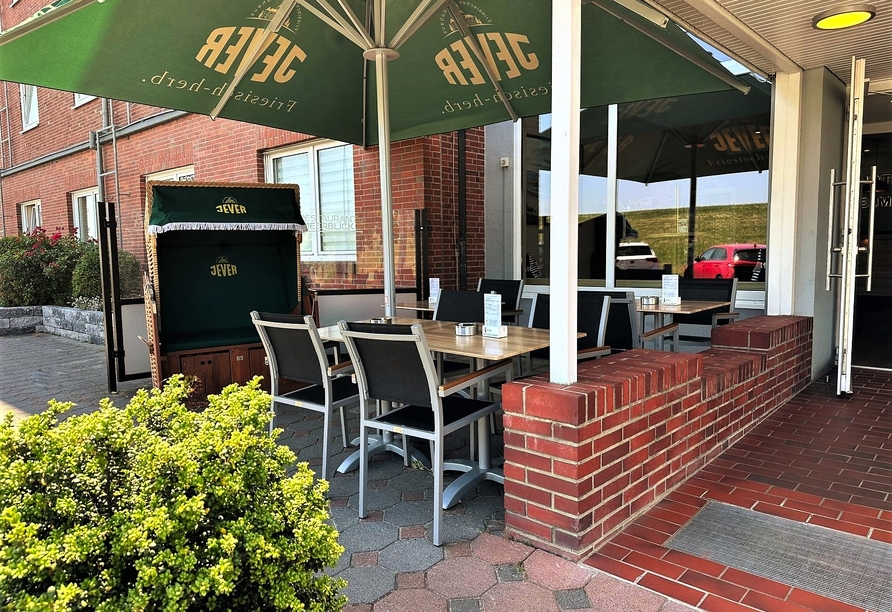 Die Terrasse lädt zum Verweilen ein.