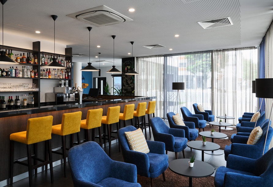 Machen Sie es sich an der stilvollen Bar gemütlich und genießen Sie Ihr Lieblingsgetränk.