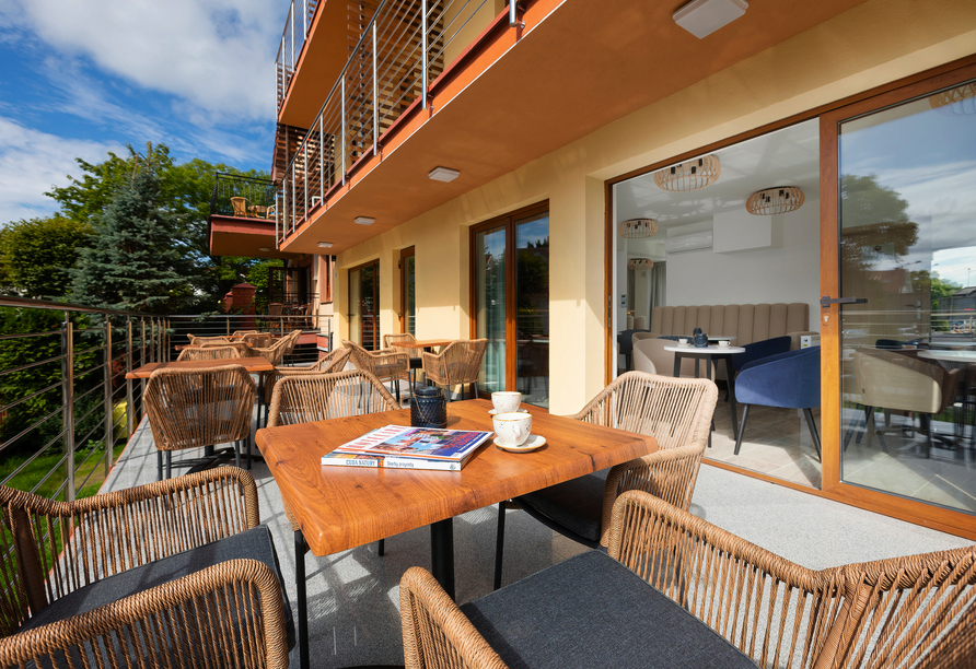 Genießen Sie die Sonne auf der Terrasse.