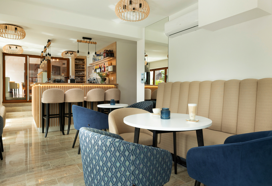 Machen Sie es sich im stilvollen Barbereich gemütlich.