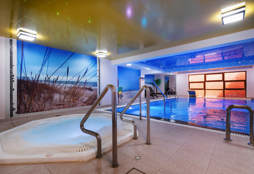 Der Wellnessbereich umfasst auch einen Whirpool.