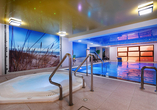 Der Wellnessbereich umfasst auch einen Whirpool.