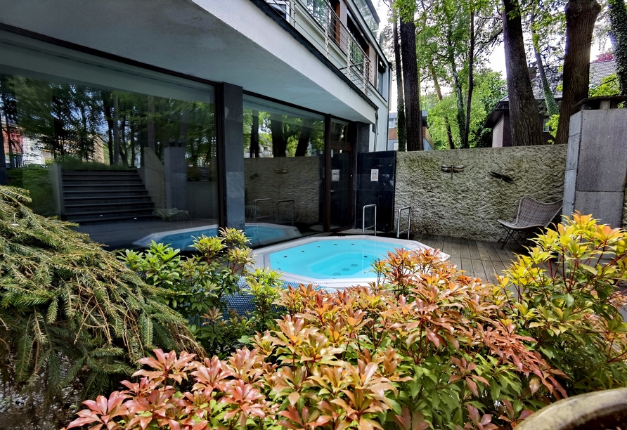 Genießen Sie die wohltuende Wärme im Außen-Whirlpool des Resorts.