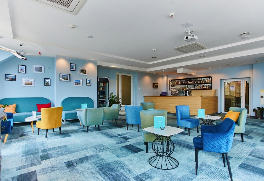 Im farbenfrohen Panorama Café können Sie bei Kaffee und Kuchen entspannen.