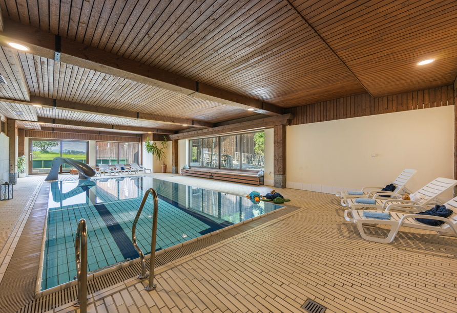Wohltuende Erholung bietet das Hallenbad.