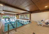 Wohltuende Erholung bietet das Hallenbad.