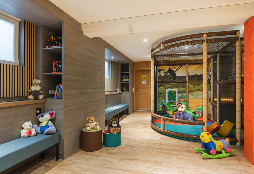 Ein echtes Highlight ist das im November 2024 neu gestaltete Spielzimmer mit liebevoller Löwen Themenlandschaft. 