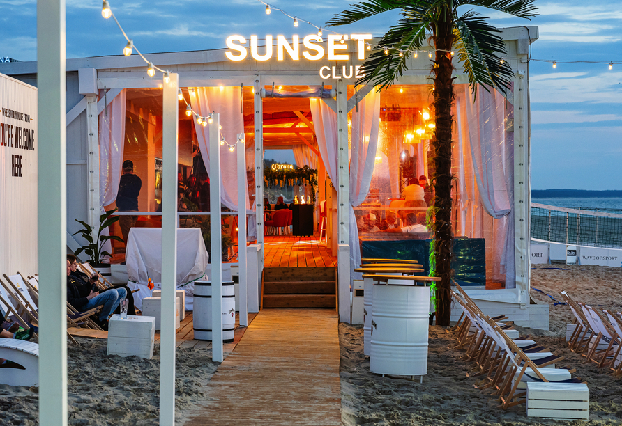 Im Sunset Club können Sie tagsüber neapolitanische Pizza probieren und Abends der Musik des DJs lauschen.