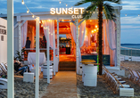 Im Sunset Club können Sie tagsüber neapolitanische Pizza probieren und Abends der Musik des DJs lauschen.