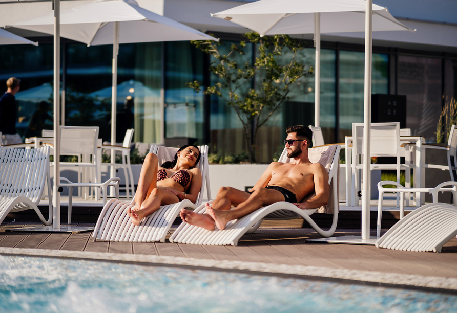 Lassen Sie die Sonne auf Ihrer Haut wirken, während Sie am Außenpool entspannen und den Alltag hinter sich lassen.