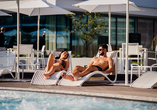 Lassen Sie die Sonne auf Ihrer Haut wirken, während Sie am Außenpool entspannen und den Alltag hinter sich lassen.