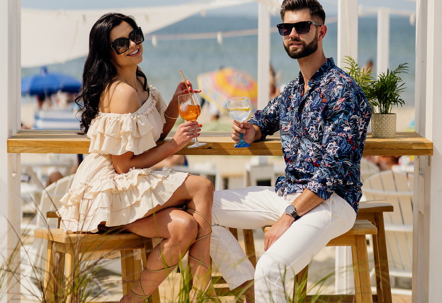 Genießen Sie Ihren Lieblingscocktail direkt am Meer.