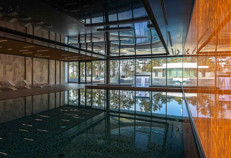 Freuen Sie sich auf Entspannung im angenehmen Wasser des Innenpools.