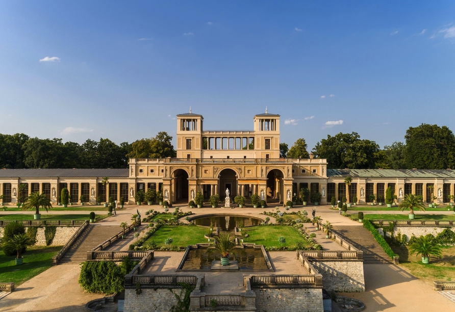Das Orangerieschloss begeistert mit seiner prachtvollen Architektur.