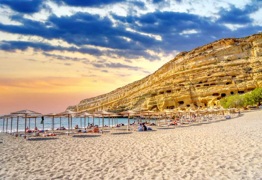 Der Strand von Matala lädt zu entspannten Spaziergängen ein.