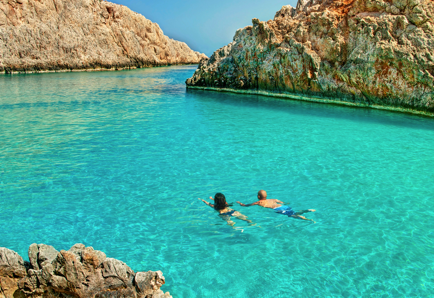 Gönnen Sie sich während Ihrer freien Zeit eine Erfrischung im türkisblauen Meer auf Kreta.