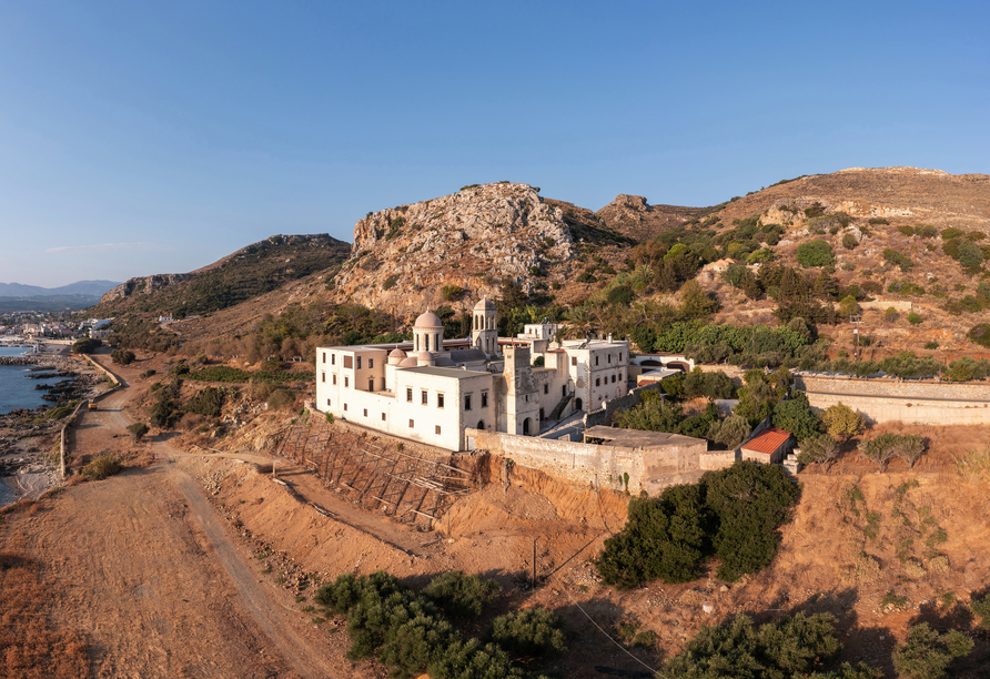 Das Männerkloster Odigitria beeindruckt mit seiner festungsähnlichen Bauweise inmitten der kretischen Berglandschaft.
