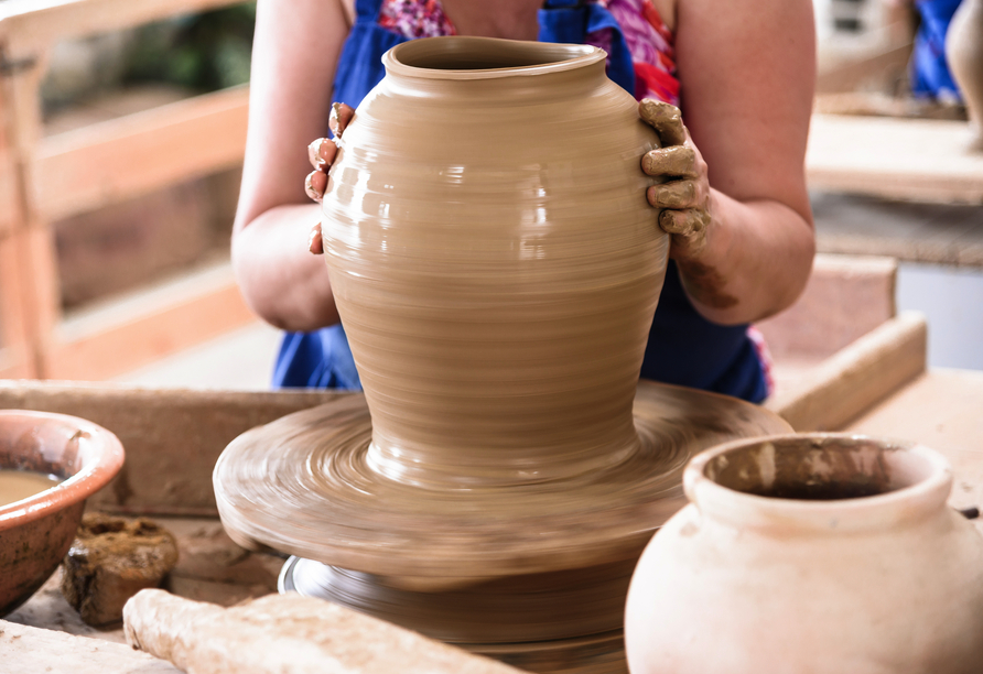In der Töpferei dürfen Sie selbst Hand anlegen und Ihr Geschick bei einem eigenen Töpferversuch unter Beweis stellen.