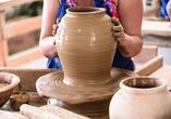 In der Töpferei dürfen Sie selbst Hand anlegen und Ihr Geschick bei einem eigenen Töpferversuch unter Beweis stellen.