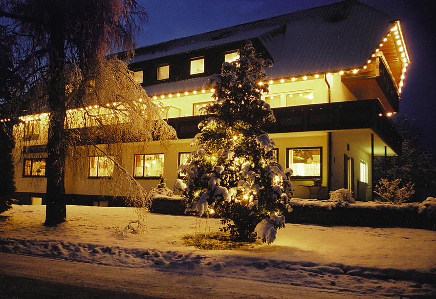 Außenansicht des Hotels Sonnenhof Teinachtal im Winter