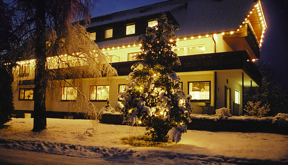 Außenansicht des Hotels Sonnenhof Teinachtal im Winter