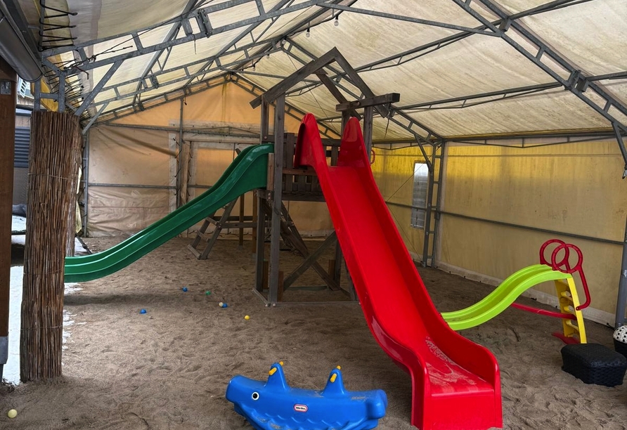Kinder können sich auf dem Spielplatz austoben.