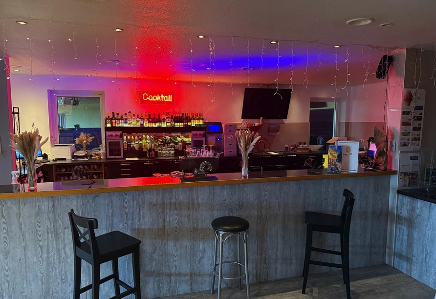 ...und eine Sky-Sportsbar sowie Lounge.