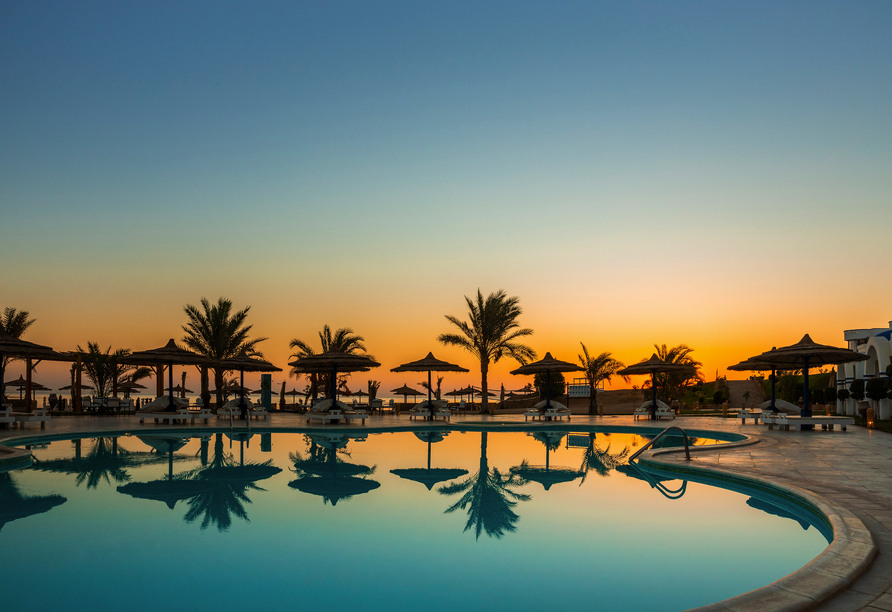 Erleben Sie goldene Abendstunden am Außenpool Ihres Urlaubshotels.