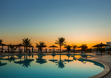 Erleben Sie goldene Abendstunden am Außenpool Ihres Urlaubshotels.