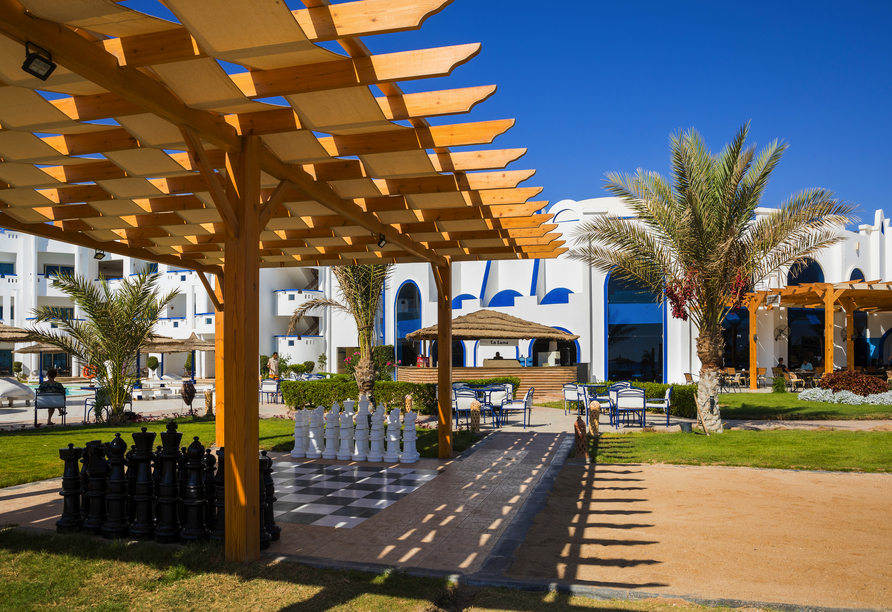 Drehen Sie eine Runde in Ihrem Urlaubshotel – vielleicht finden Sie das große Schach.