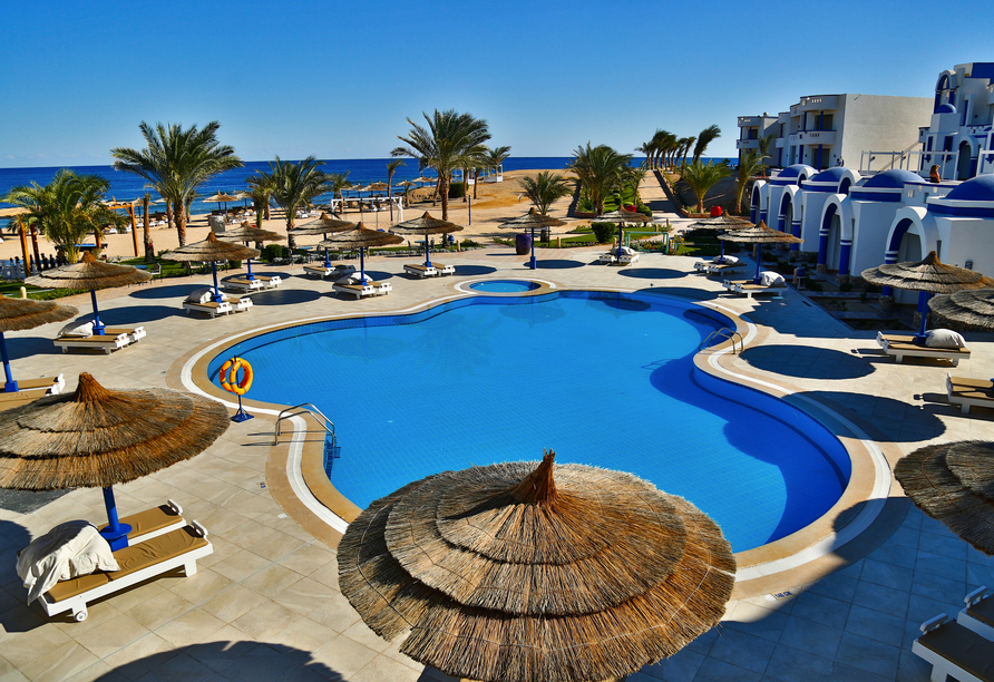 Am Außenpool Ihres Hotels lässt es sich entspannt Verweilen.