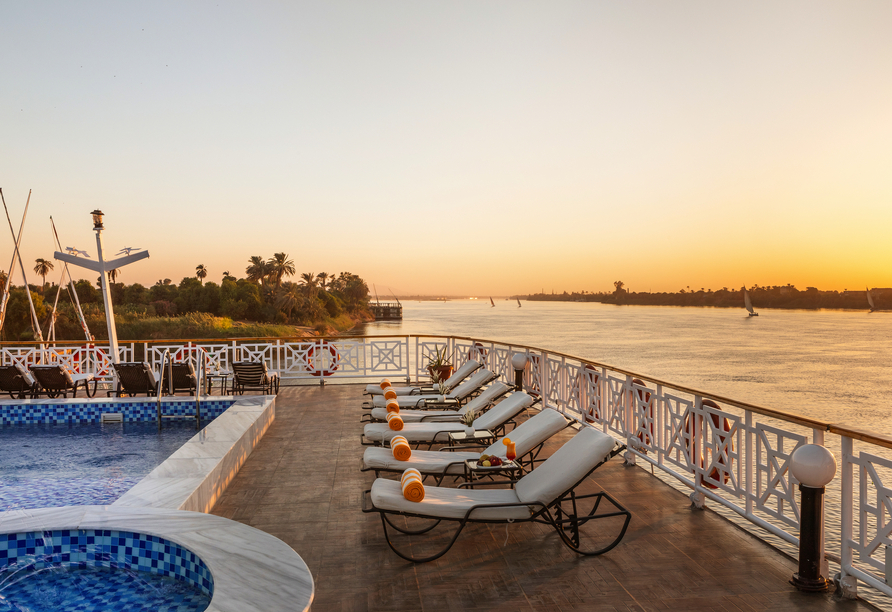 Entspannen Sie auf dem Sonnendeck Ihres Beispielschiffes Nile Crown.