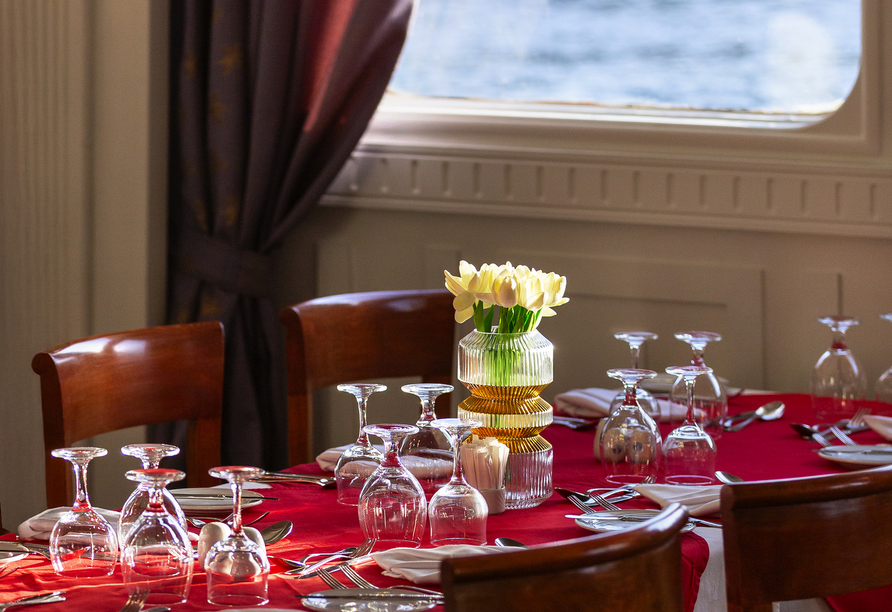 Lassen Sie sich an Bord Ihres Beispielschiffes Nile Crown kulinarisch verwöhnen.