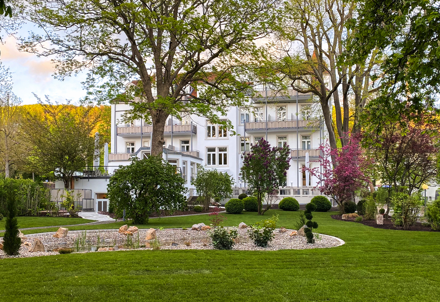 Außenansicht mit Garten vom Laudensacks Parkhotel & Retreat