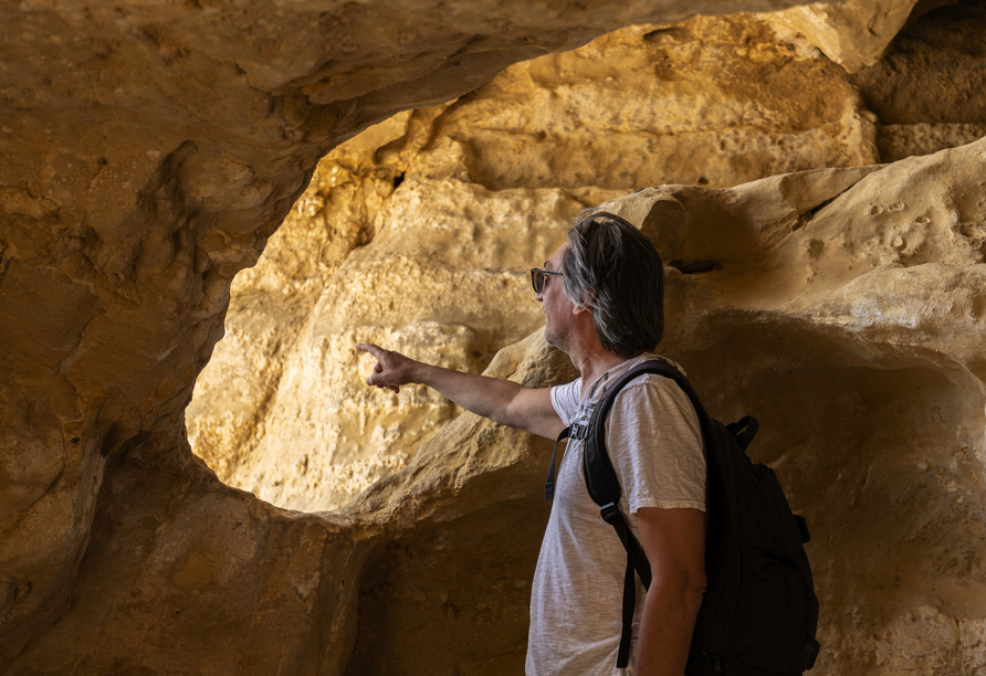 Die in den Fels gehauenen Höhlen von Matala dienten bereits in der Antike als Grabstätten und prägen noch heute das besondere Ortsbild.