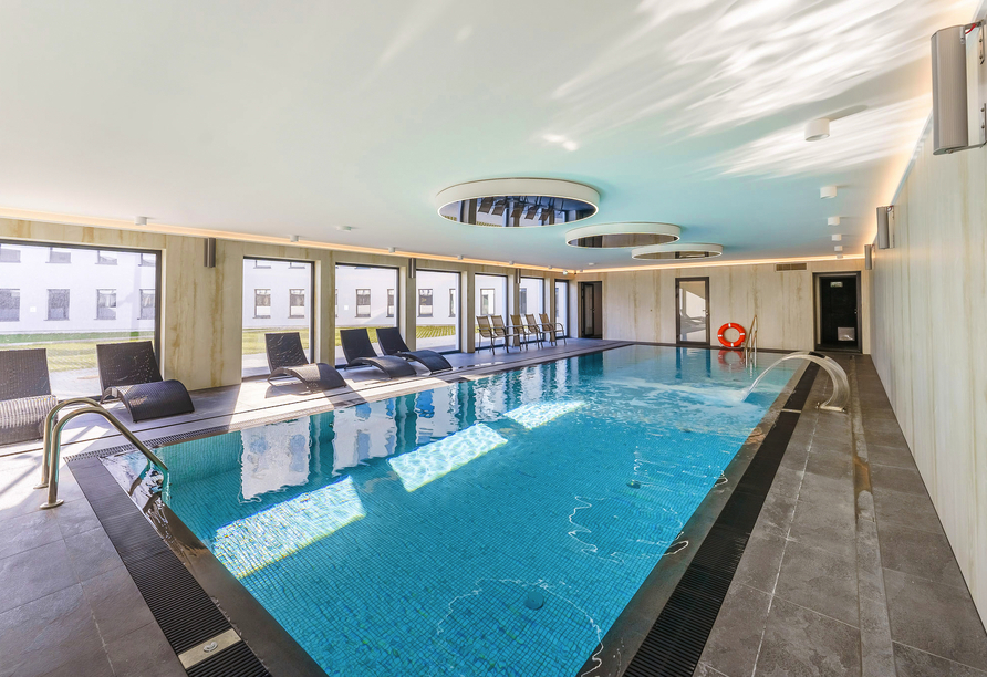 Ziehen Sie Ihre Bahnen im neuen Hallenbad des Solny Resort.